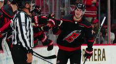 Nečas se opět trefil. MacKinnon nasázel čtyři góly a jde do čela bodování NHL