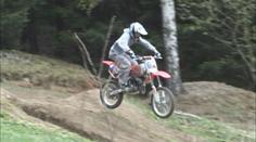 Z českých lesů jsou závodiště! Nelegální motokros jezdí i v CHKO