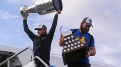 Stanley Cup dorazil do Tampy! Na letišti čekaly na hráče stovky fandů