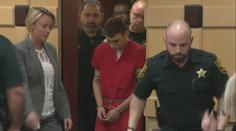 Střelce z Floridy obvinili. Ve vězení se prý bláznivě směje a zírá do zdi