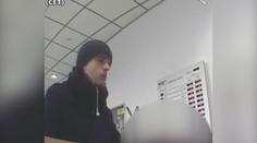 VIDEO: Policie pátrá po mladíkovi, který přepadl banku v Dejvické ulici