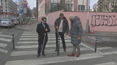 Chodci v ohrožení. Uprostřed přechodů v Praze na ně číhají parkovací sloupky