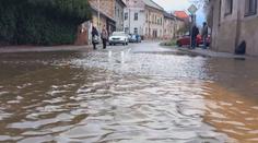 ON-LINE: Hladina Vltavy nebezpečně stoupla. V Krumlově platí nejvyšší povodňový stupeň