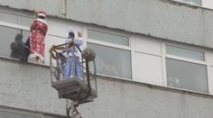 Děti v ruské nemocnici překvapili slaňující děda Mráz a Sněhurka