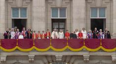 Královská rodina se sešla na balkoně Buckinghamského paláce. Společně mávali lidu