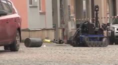 Robot Theodor v akci! Podívejte se, jak stroj za 15 milionů zneškodňuje podezřelý předmět