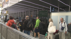 Evakuovaní turisté popsali své zážitky. Nad hlavou jim létaly stíhačky