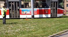 Turistka při focení vyšla na koleje, srazila ji projíždějící tramvaj