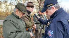 Policisté kontrolují myslivce. Chytli jednoho, který vyrazil na hon podnapilý