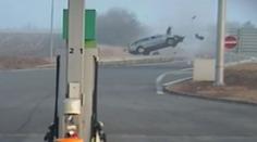 VIDEO: Řidič vylétl z dálnice D2 a dělal kotrmelce přes střechu!