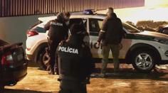 Muž (41) měl zabít své rodiče. Pak se zabarikádoval v obchodě s rukojmí