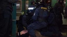 Policisté zadrželi baníkovce na cestě domů. Hodil láhev po novináři