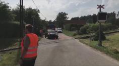 Kuriózní nehoda: Řidič zastavil u přejezdu, rozjel se přímo pod vlak