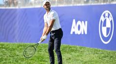Djokovič vyměnil raketu za golfovou hůl. Svůj odpal slavil jako Ronaldo