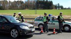 Řidič vypil LÁHEV VÍNA, kličkoval po cestě a PRCHAL před POLICISTY! MĚL 2,5 PROMILE!