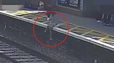 VIDEO: Nehlídané dítě vystupovalo a spadlo mezi vlak a nástupiště