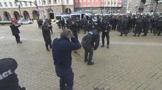 Video: Policie chtěla rozehnat demonstranty "pepřákem", ale použila ho proti větru