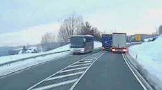 Za nebezpečné předjíždění hrozí Čechovi v Německu i doživotí!