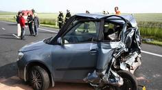 Řidička (†21) se s autem roztočila a vlétla pod náklaďák! Nepřežila