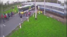 VIDEO: Autobus uvězní závory na přejezdu, pak se vyřítí pendolino!