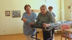Domovy seniorů omezí kapacity. Více než dva lidé na pokoji už nebudou
