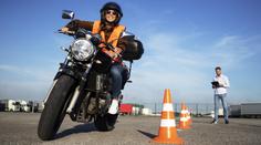 Ženám jde řízení motorek lépe než mužům, říká učitel autoškoly Greiner