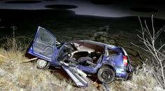 Svědek nehody zachránil řidiče, jehož auto se převrátilo do rybníka