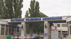 Razie v Ústřední vojenské nemocnici. Policie zadržela 11 lidí