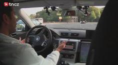 AUTO BEZ ŘIDIČE! Samo se orientuje v provozu! VIDEO