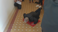 Zvláštní forma podpory pro zubařku. Křik u soudu nestačil, žena začala dělat kliky