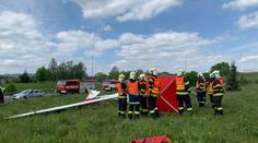 Dvě nehody letounů: Větroň spadl na kruhový objezd, pilot zemřel