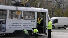 TRAMVAJ SE SRAZILA S OSOBÁKEM! Jeden zraněný v Hloubětíně