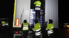 Policisté objevili v kamionu uprchlíky. Přístroj slyšel tep jejich srdce