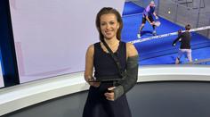 Hrdinka Puhajková: Nepříjemný pád na kole, ruka v sádře. Zprávy ale moderuje