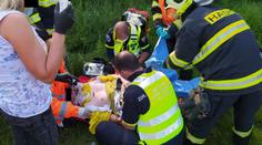 Motorkáře museli po pádu vytahovat z vody. Transportoval ho vrtulník