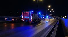 Na Jižní spojce v Praze bourala 3 auta, jedno skončilo na střeše