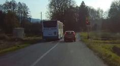 Linkový autobus předjížděl na blikajícím přejezdu! Už se hnal vlak