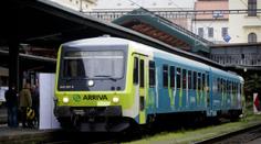 Lidé uvízli na cestě do práce. Vlak jel na červenou a zablokoval trať