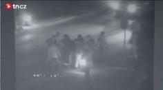 Parta Romů brutálně zkopala dva mladíky. POLICEJNÍ VIDEO