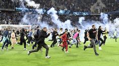 Divoký závěr Ligue 2! Dva zápasy přerušeny, jeden se vůbec nedohrál