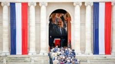 S Chiracem se rozloučily desítky státníků. Le Penovou rodina nechtěla