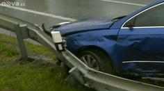 VIDEO: Rychlý policejní Passat to napálil do svodidel! TO MUSÍTE VIDĚT