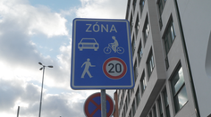 Ve městech začínají platit sdílené zóny. Z ulic mizí nadbytečné dopravní značky