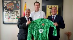 Szczesny po návratu z důchodu trénuje s Barcelonou. S platem jde výrazně dolů