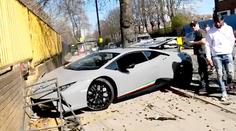 Machroval s károu za 7,5 milionu. Po pár metrech ji rozmlátil o zeď