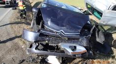 Auto po nehodě skončilo mimo silnici na střeše, zranila se i dívka!