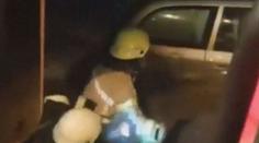 VIDEO: Od tragédie je dělily sekundy. Hasiči vytáhli posádku z potápějícího se auta