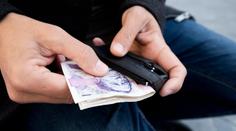 Muž při nákupu zapomněl peněženku v obchodě. Nálezce vzal peníze a vyhodil ji