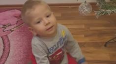 Vánoční zázrak! Díky léku vážně nemocný Maxík začal lézt po čtyřech