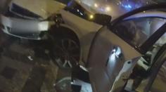 Muž v kradeném luxusním autě ujížděl policii. Honička skončila bouračkou